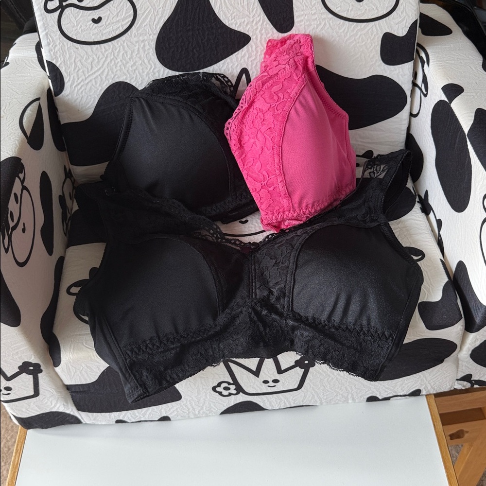 NWT Rhonda Shear M Pin Up Lace Bras 3 pc. set. Wire free 2 Blk ,1 Pink